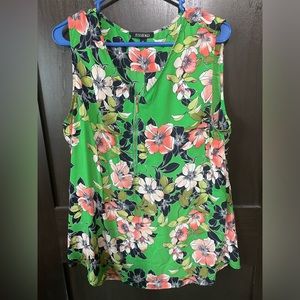 Roz & Ali sleeveless top with zipper detailed v-neck.